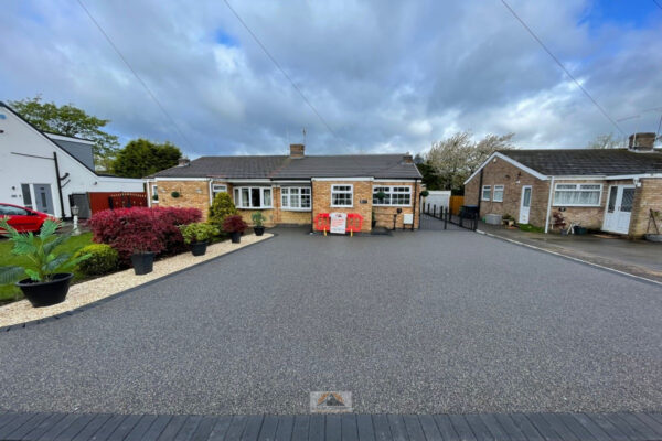 Resin Bound Driveway With Charcoal Brick Border In Rugby (8)