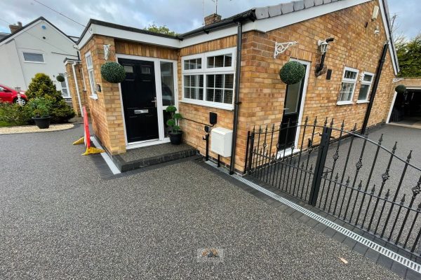 Resin Bound Driveway With Charcoal Brick Border In Rugby (9)