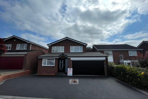 Tarmac Driveway With A Curved Brick Wall In Rugby (6)